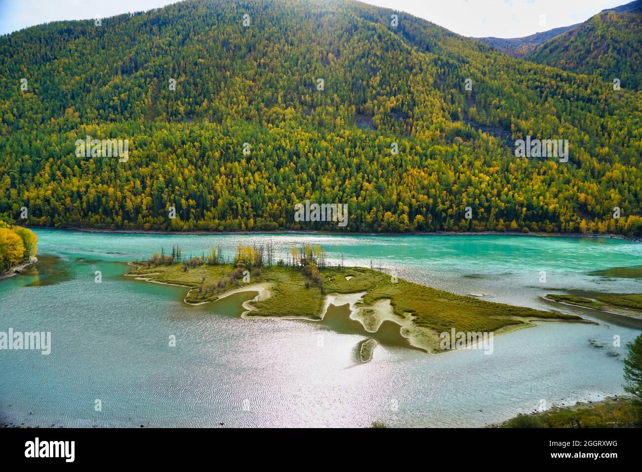 Baie de Wolong du lac Kanas. Rivière bleu cristal, petite sandbar.Green Tree collines. La beauté naturelle du paradis. Réserve naturelle de Kanas. Province de Xinjiang Banque D'Images