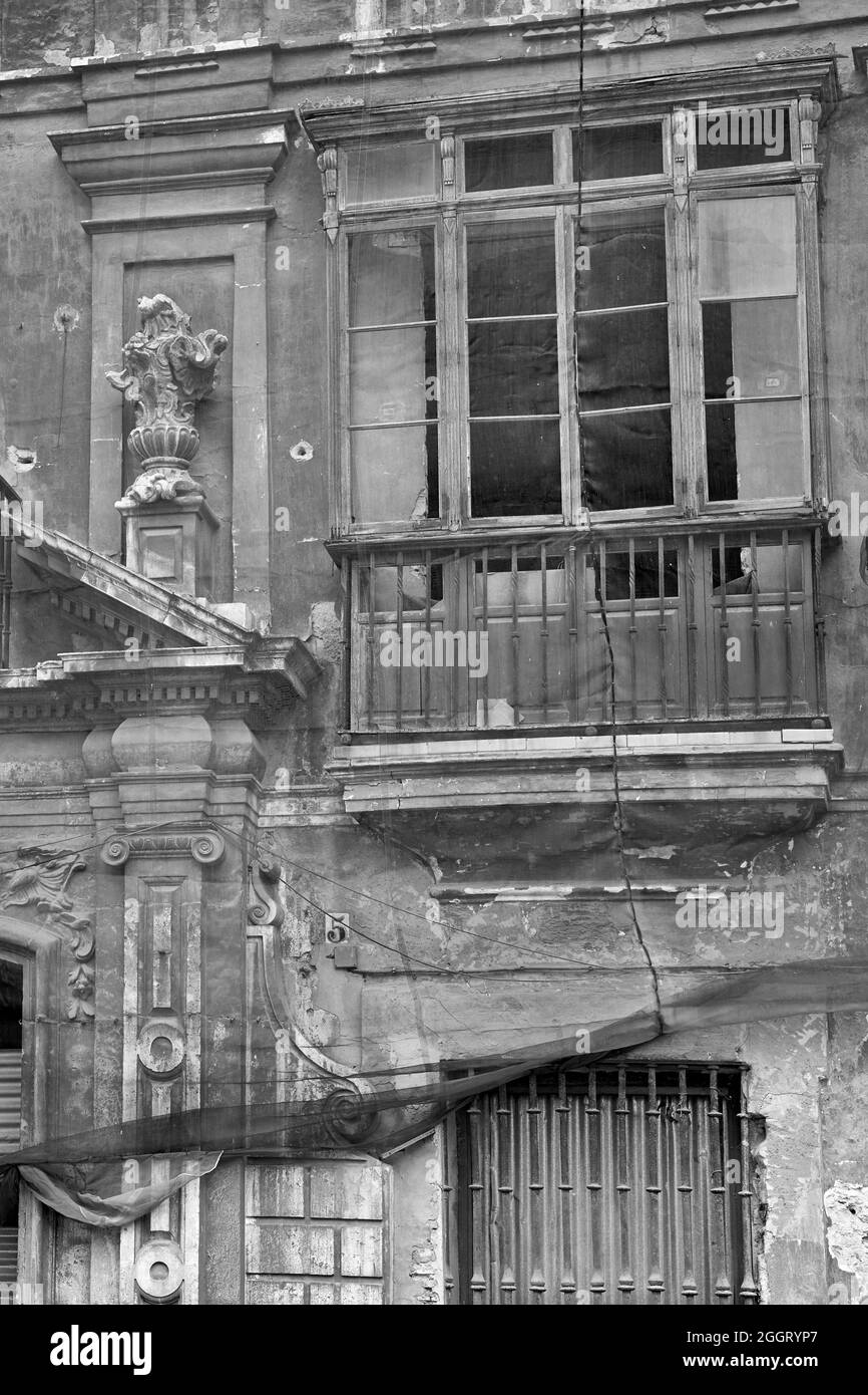 Photo en noir et blanc d'une maison ancienne et belle mais débriée à Séville, en Espagne Banque D'Images