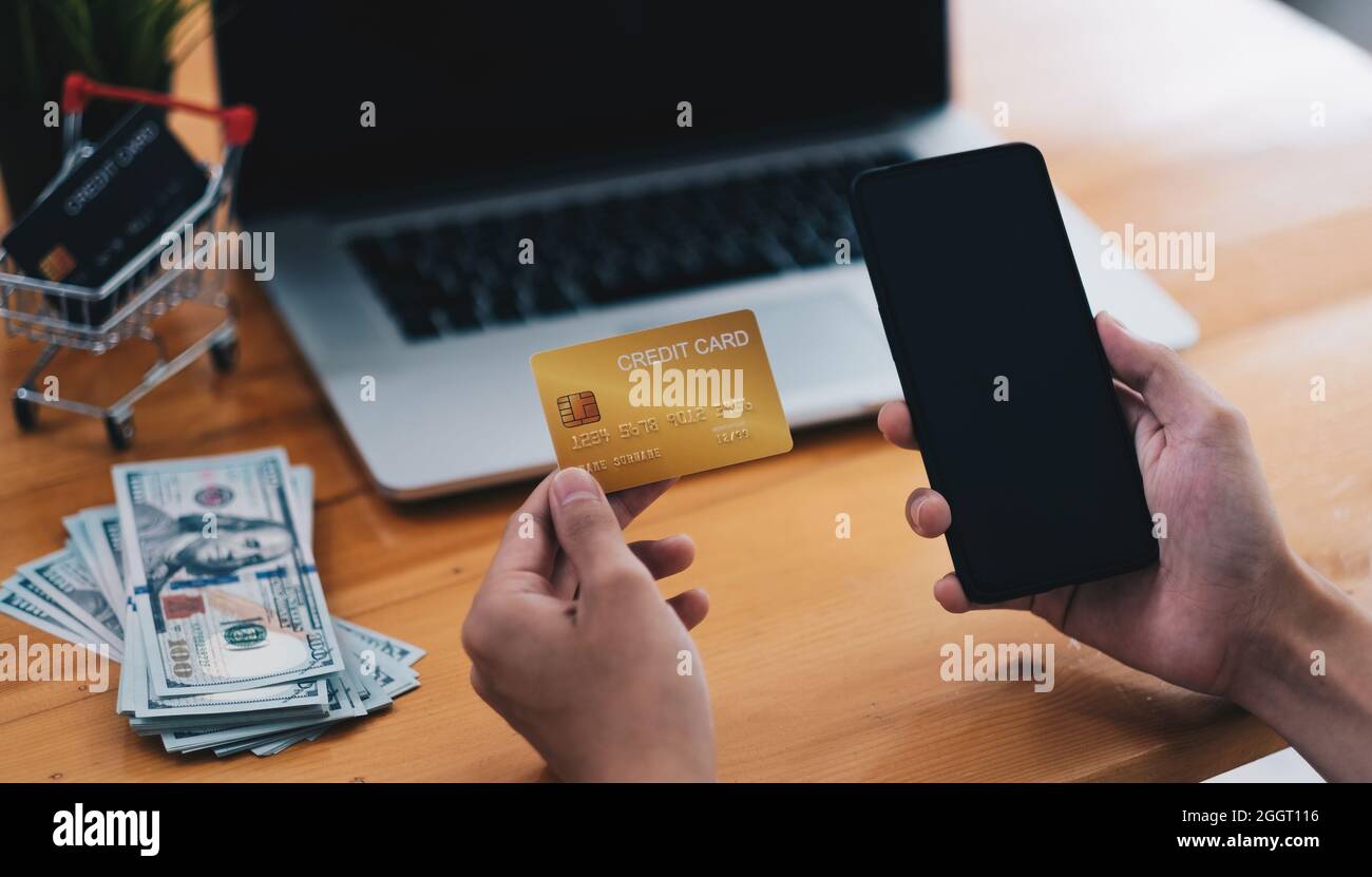 achat en ligne avec carte de crédit à l'aide d'un smartphone à la maison. concept d'achat en ligne Banque D'Images achat en ligne avec carte de crédit à l'aide d'un smartphone à la maison. concept d'achat en ligne Banque D'Images