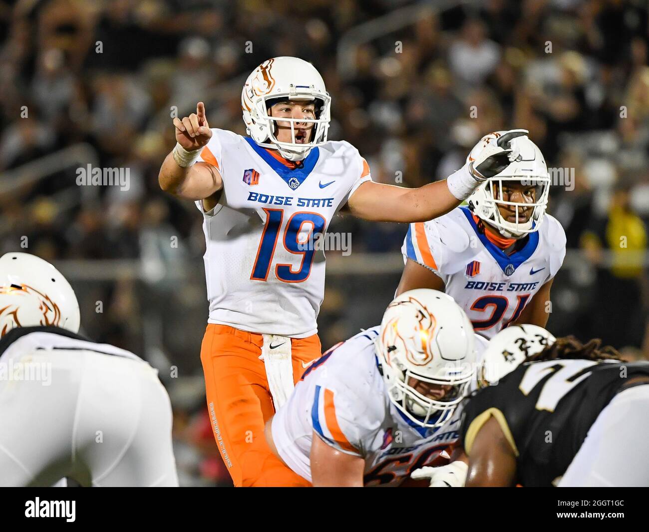 Orlando, Floride, États-Unis. 2 septembre 2021. Boise State Broncos Quarterback Hank Bachmeier (19) pendant le match de football de la NCAA entre Boise State Broncos et les chevaliers de l'UCF à Bounce House à Orlando, FL. Roméo T Guzman/Cal Sport Media/Alamy Live News Banque D'Images