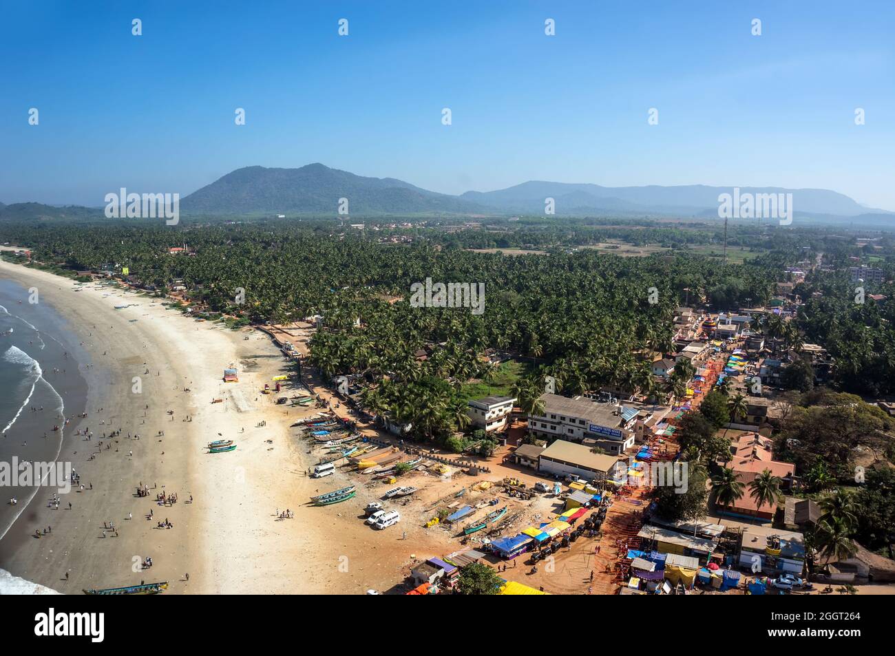 Vue de la plage de la tour-gopuram dans Murudeshwar, Karnataka, Inde. Banque D'Images