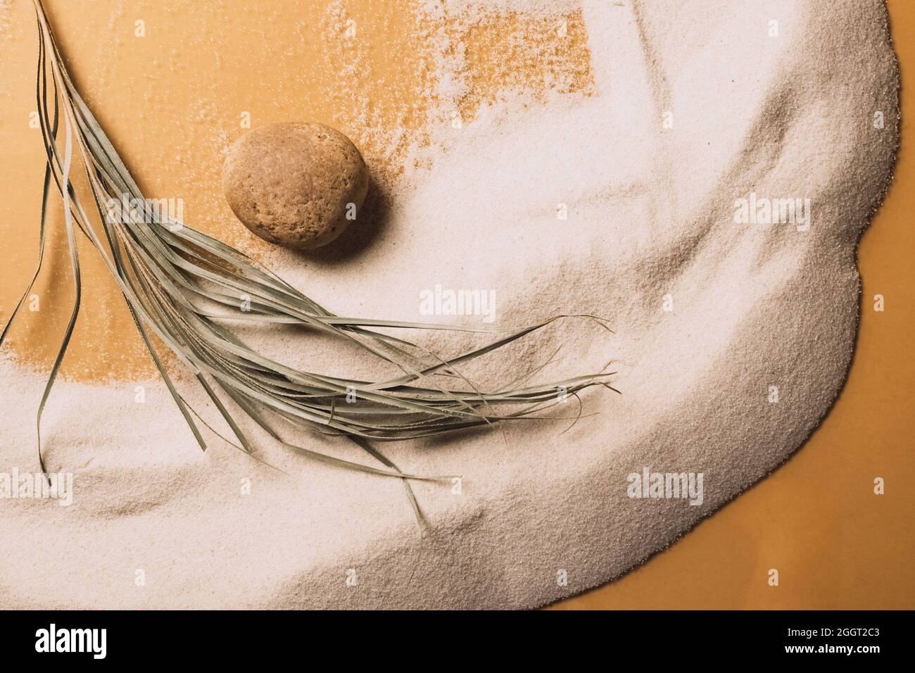 Podium en pierre à motif vagues de sable de plage pour la présentation des produits. Texture de sable abstraite. Harmonie santé beauté concept. Banque D'Images