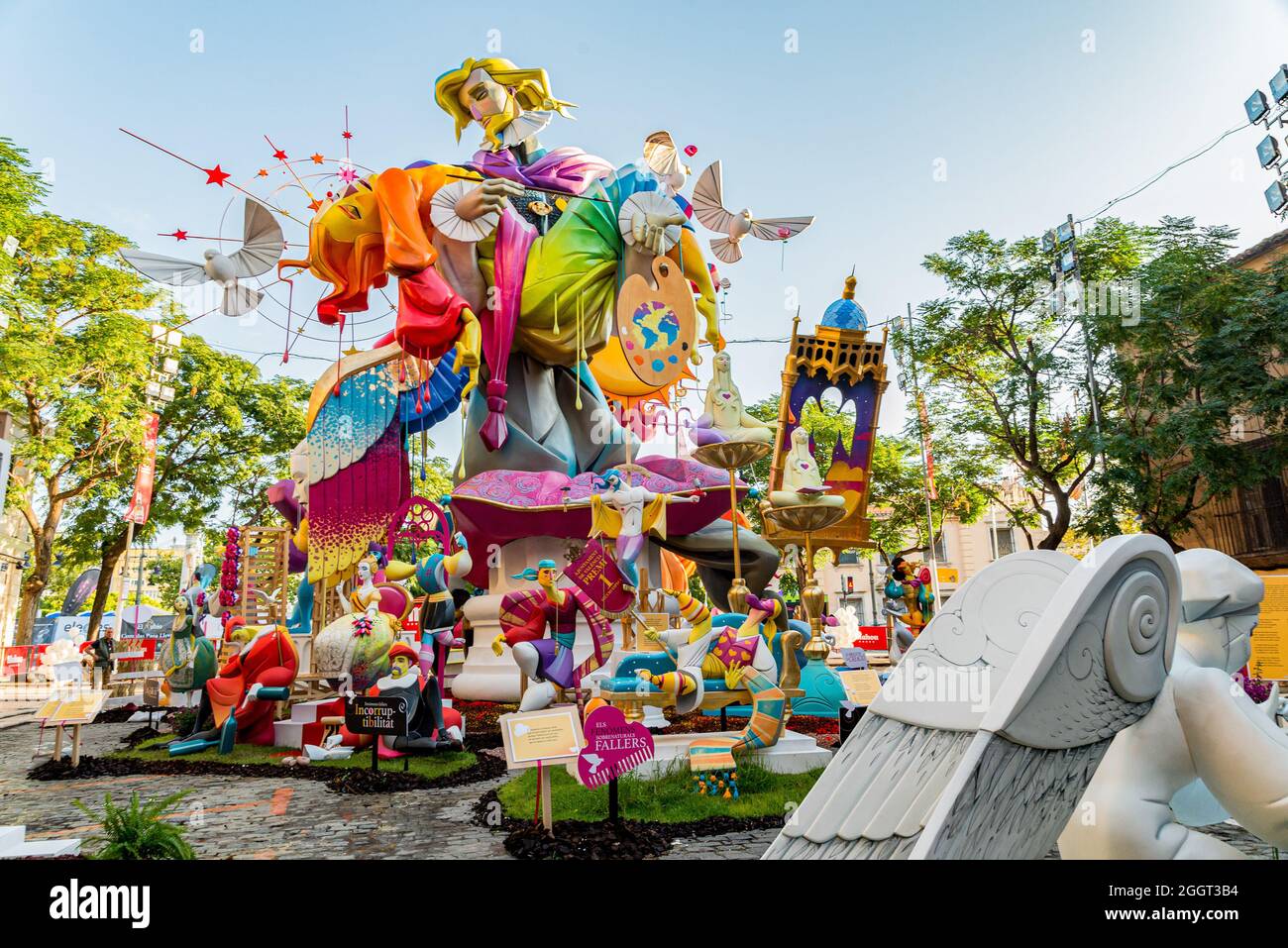 Valence, Espagne. 02 septembre 2021. Vue de la Fla Na Jordana, cette Fla de la Section spéciale, par l'artiste Mario Gual avec sa devise Miracleëí. Toutes les Fallas sont déjà dans les rues de Valence, après une nuit difficile due aux pluies causées par la tempête Dana, la Planta est maintenant officielle. Le festival Fallas aura lieu du 1er au 5 septembre avec des restrictions sanitaires. (Photo de Xisco Navarro/SOPA Images/Sipa USA) crédit: SIPA USA/Alay Live News Banque D'Images