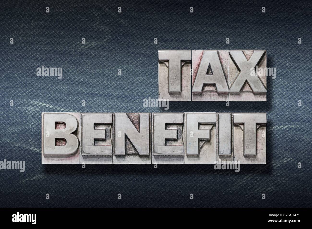 formule d'avantage fiscal faite de typographie métallique sur fond de jeans foncé Banque D'Images
