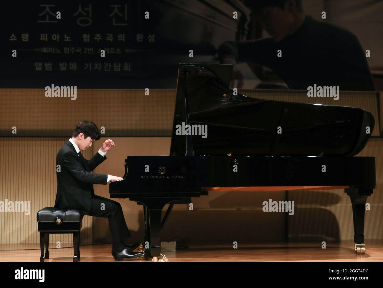 03ème septembre 2021. La conférence de presse du pianiste Cho Seong-jin le  pianiste sud-coréen Cho Seong-jin, gagnant du Concours international de piano  Chopin en 2015, joue le numéro 2 de Scherzo de