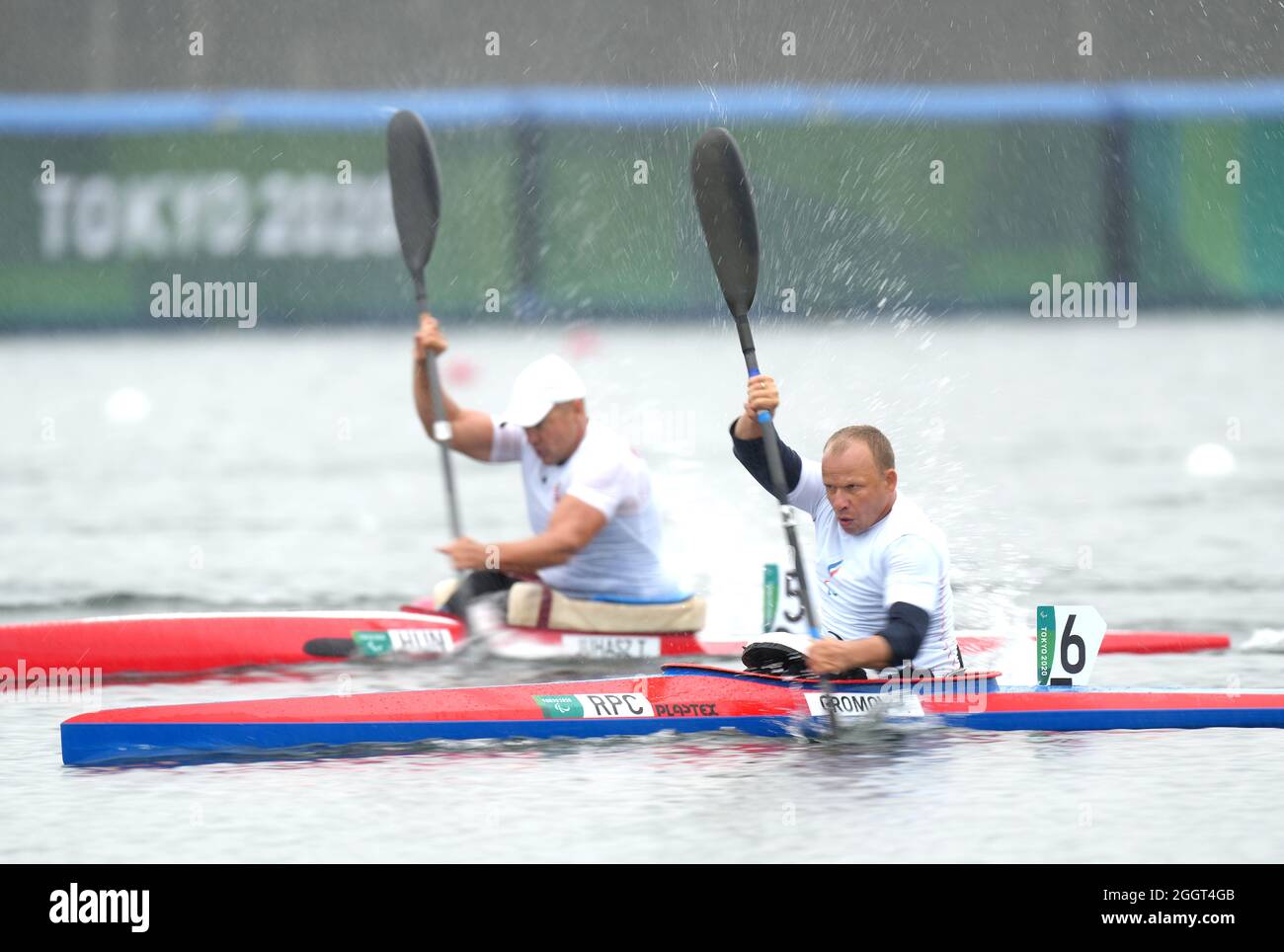Le Tamas Juhasz (à gauche) de HunGray et le Pavel Gromov du Comité paralympique russe sont en compétition dans la demi-finale 1 du kayak masculin de 200m - KL1 sur la voie navigable de la forêt marine au cours du dixième jour des Jeux paralympiques de Tokyo de 2020 au Japon. Date de la photo : vendredi 3 septembre 2021. Banque D'Images