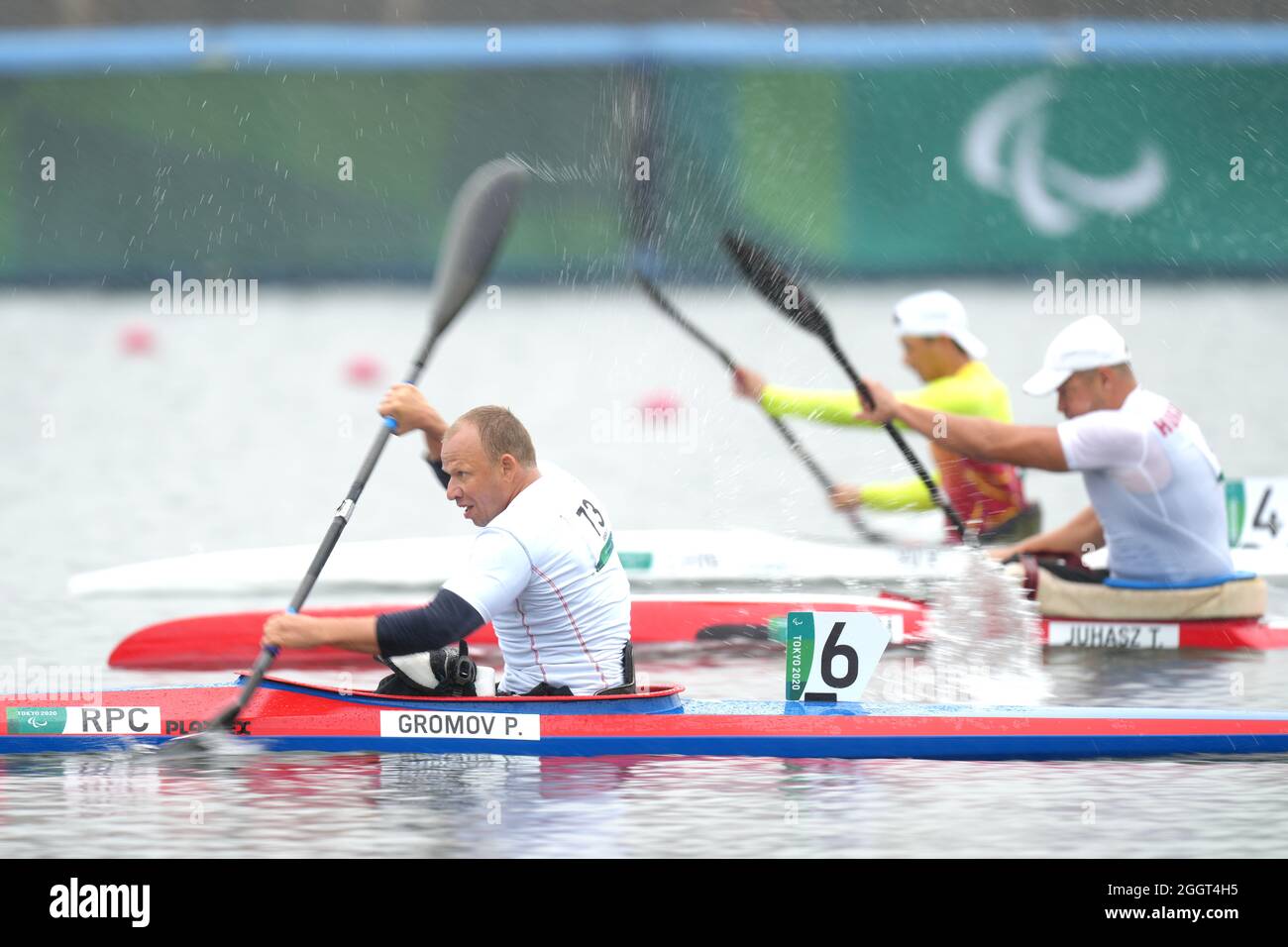 Le Pavel Gromov (à gauche) du Comité paralympique russe participe à la demi-finale 1 du kayak masculin de 200m - KL1 sur la voie navigable de la forêt marine au cours du dixième jour des Jeux paralympiques de Tokyo de 2020 au Japon. Date de la photo : vendredi 3 septembre 2021. Banque D'Images