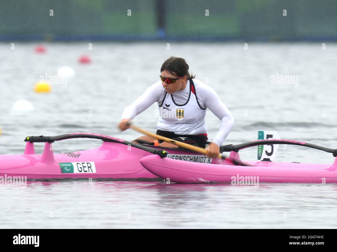 La Katharina Bauernschmidt d'Allemagne participe à la semi-finale féminine va'a simple 200m - VL2 1 sur la voie navigable de la forêt marine au cours du dixième jour des Jeux paralympiques de Tokyo de 2020 au Japon. Date de la photo : vendredi 3 septembre 2021. Banque D'Images
