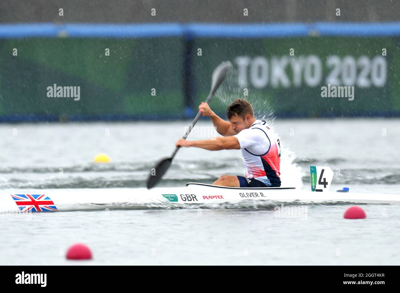 Robert Oliver, en Grande-Bretagne, est en compétition dans le kayak individuel pour hommes 200m - KL3 semi-finale 1 à la voie navigable de la forêt marine pendant le dixième jour des Jeux paralympiques de Tokyo de 2020 au Japon. Date de la photo : vendredi 3 septembre 2021. Banque D'Images