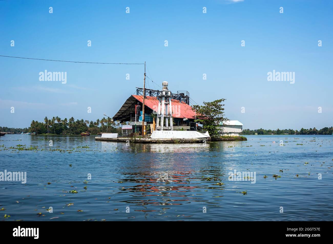 une maison sur l'eau. Logement dans le lac dans le Cellarer Inde Banque D'Images