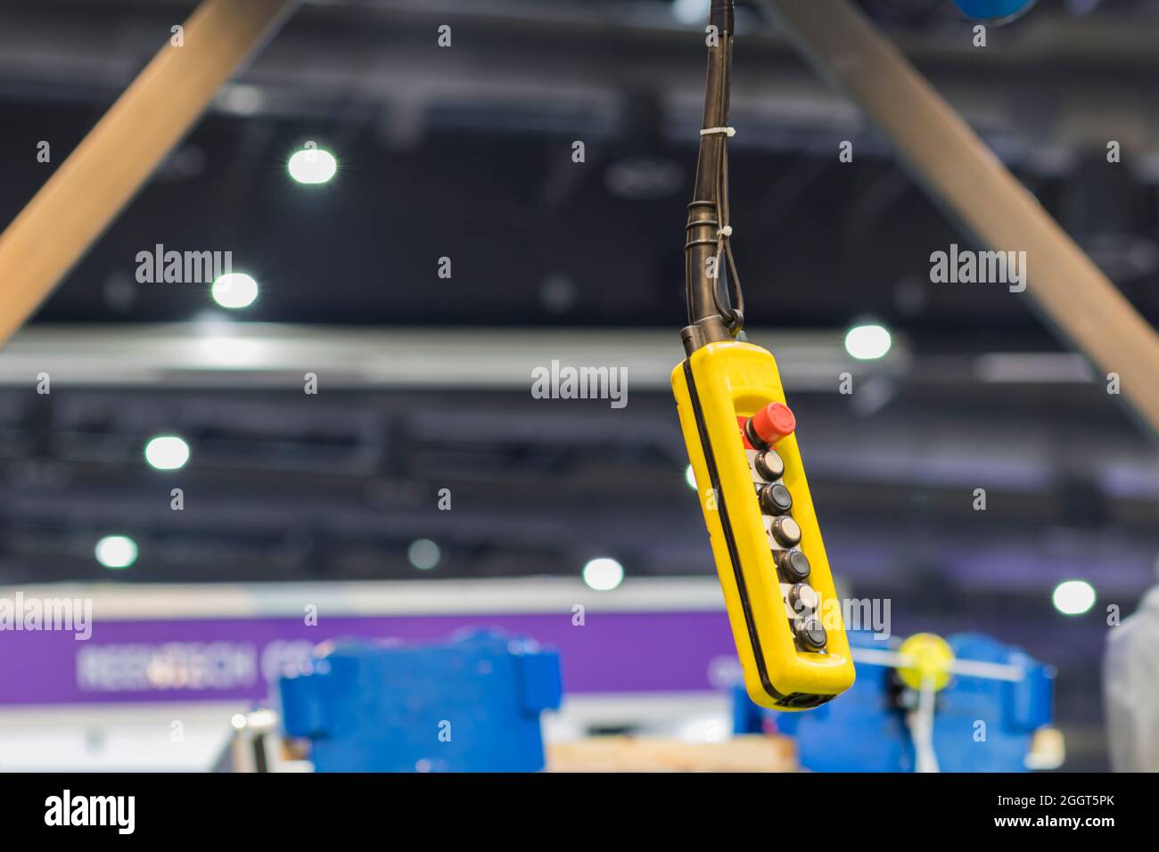 panneau de commande de la grue pour lever l'objet ; gros plan Banque D'Images