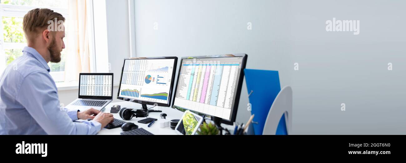 Auditors Man utilisant une feuille de calcul sur l'écran de l'ordinateur dans Office Banque D'Images