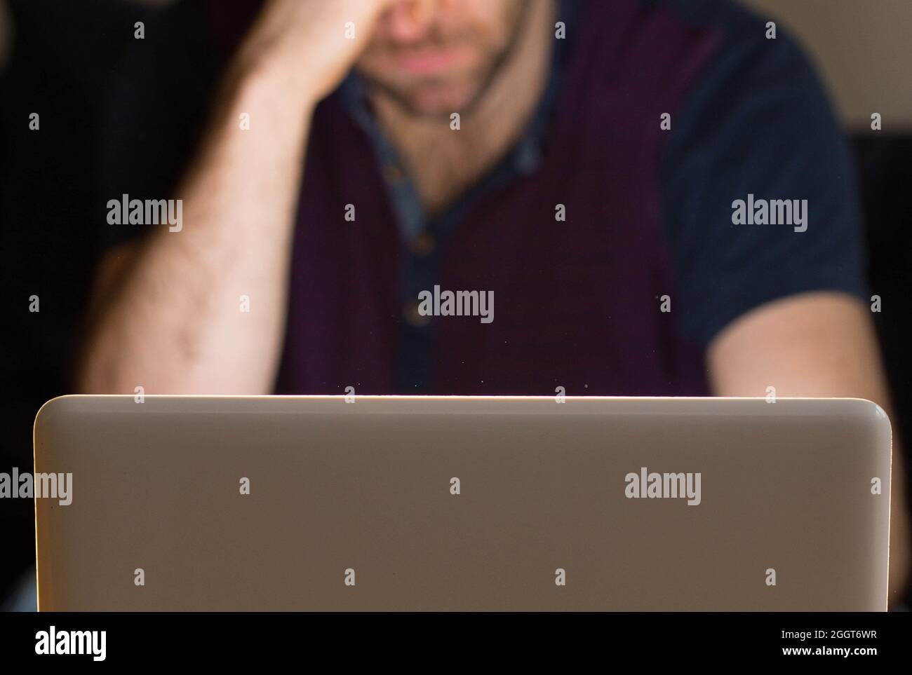 PHOTO POSÉE PAR LE MODÈLE photo du dossier datée du 09/03/15 d'une personne utilisant un ordinateur portable. Un acheteur sur 10 (10%) qui utilisent Buy maintenant payer plus tard ont été chassés par les collecteurs de dette, selon les conseils des citoyens. Date de publication : vendredi 3 septembre 2021. Banque D'Images