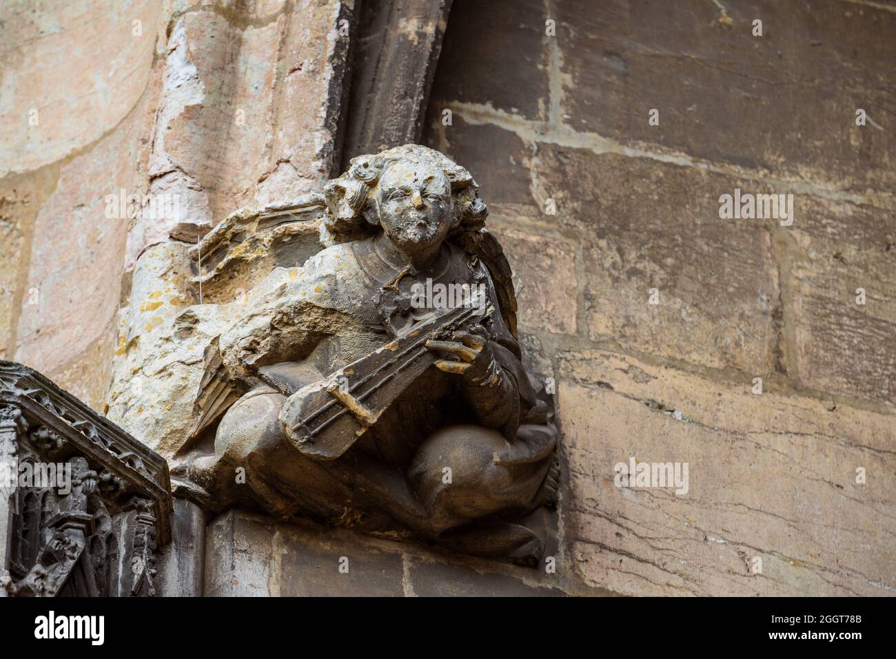 Albi, France. 8 août 2021. Sculpture de pierre de musicien à la porte de la cathédrale d'Albi. Banque D'Images