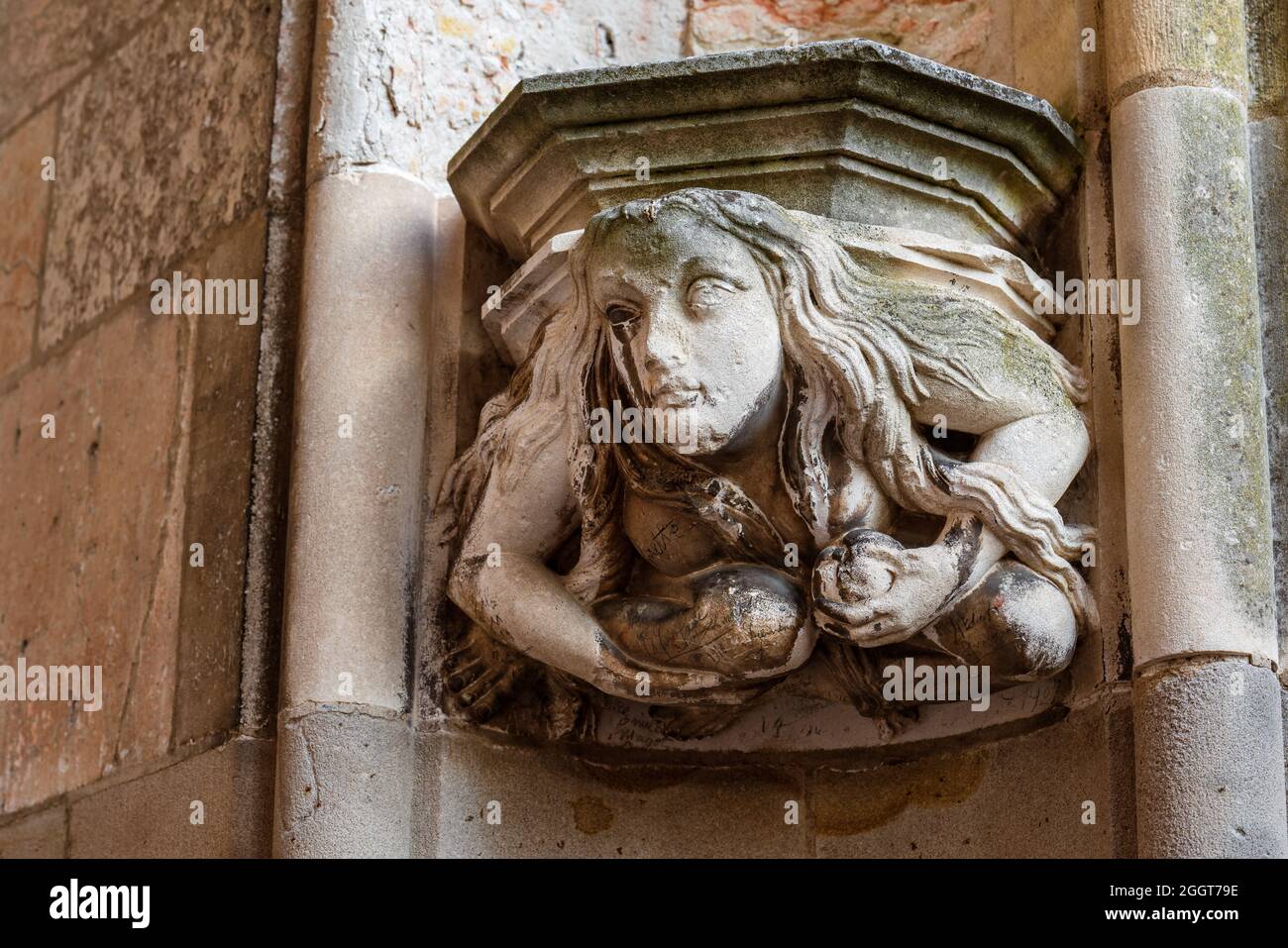 Albi, France. 8 août 2021. Figure de sculpture en pierre à la porte de la cathédrale d'Albi. Banque D'Images