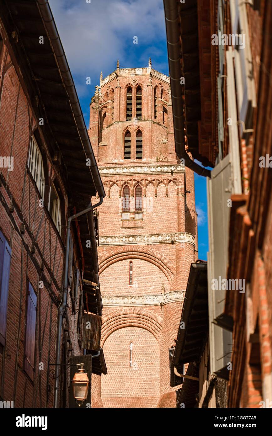 Vue verticale de la tour en brique de la cathédrale gothique médiévale d'Albi, France Banque D'Images