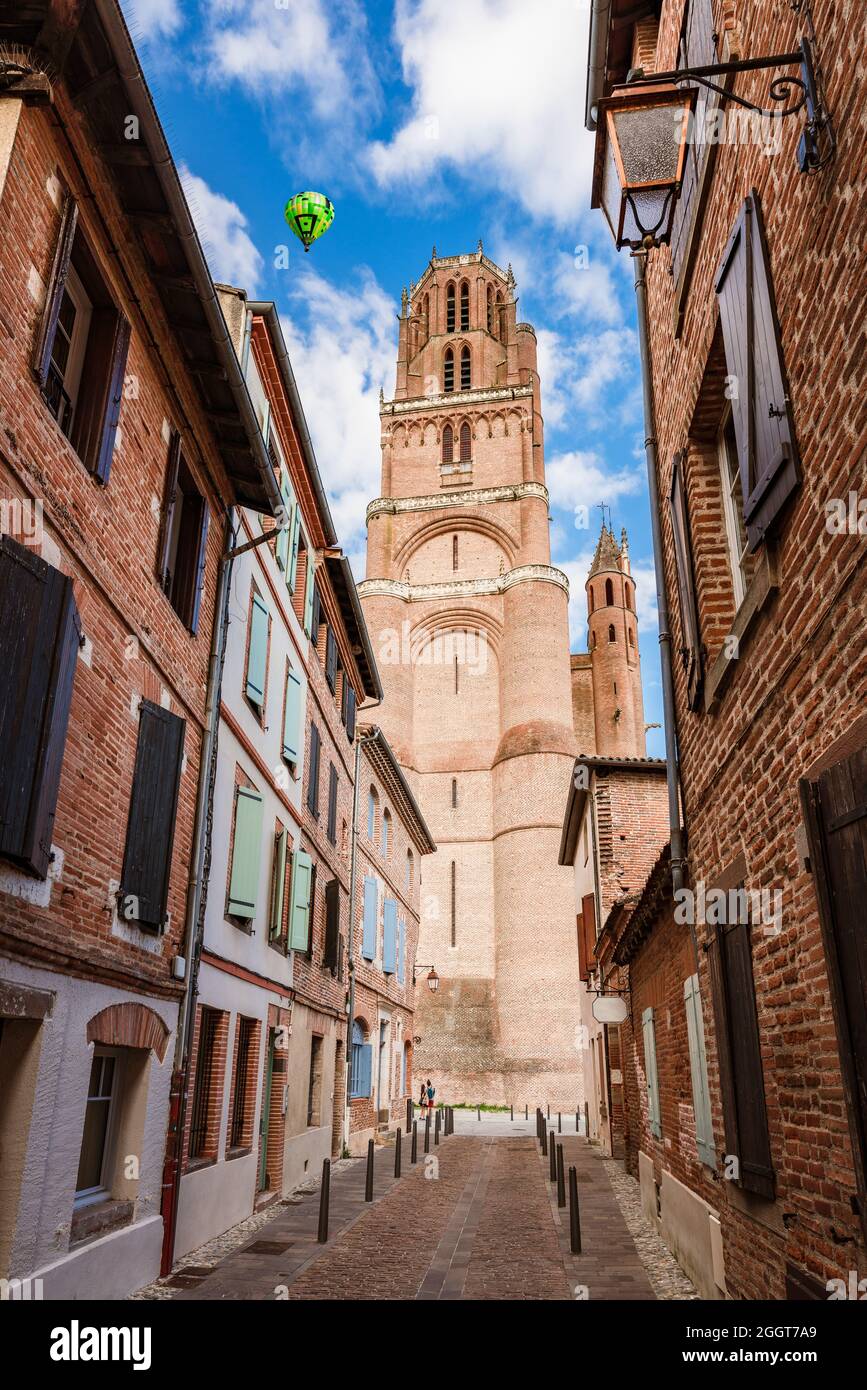 Une montgolfière survole la cathédrale d'Albi dans le sud de la France Banque D'Images