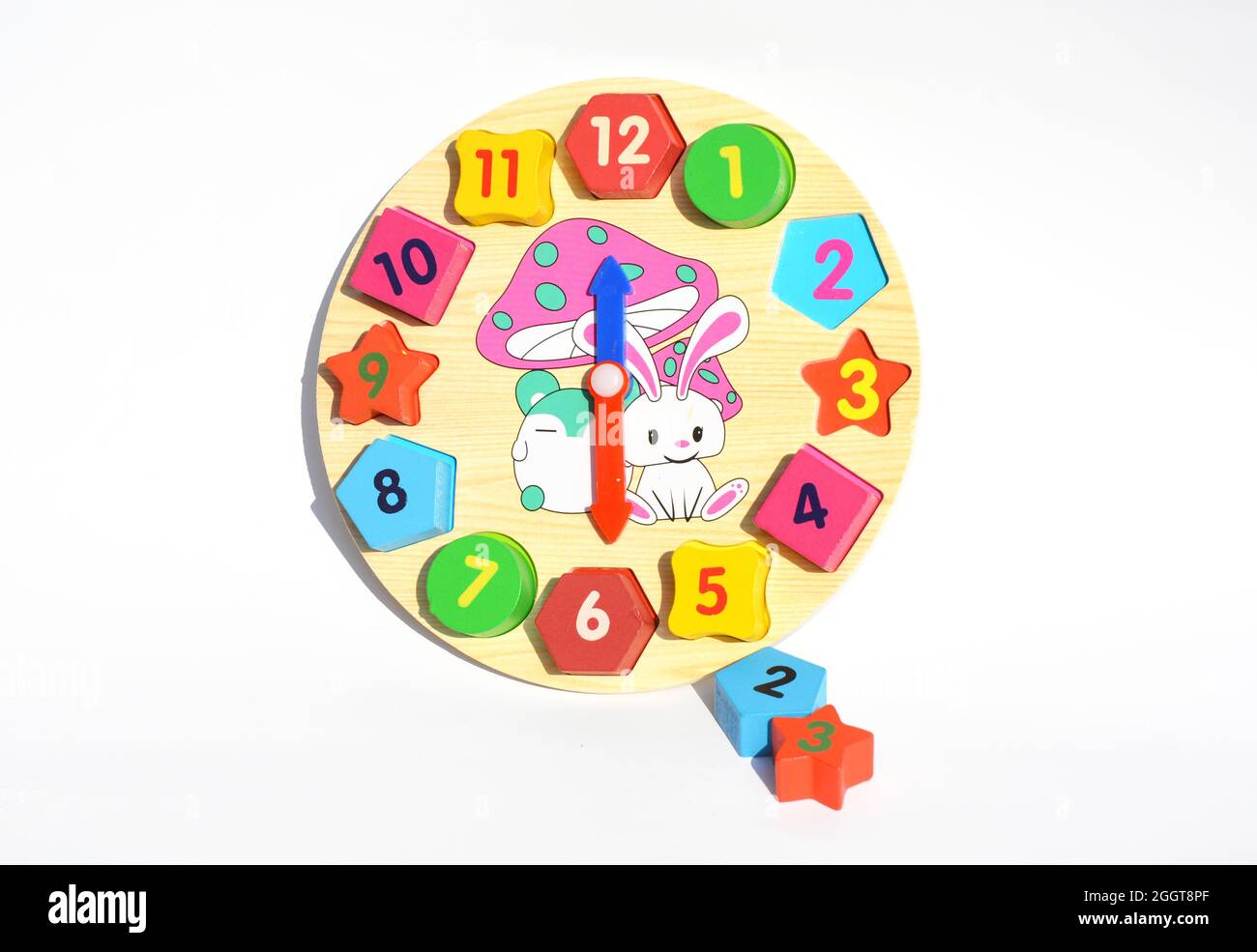 Horloge jouet de montessori. Méthode d'apprentissage et d'éducation Montessori pour l'éducation des enfants. Jouets et matériaux Montessori. Banque D'Images