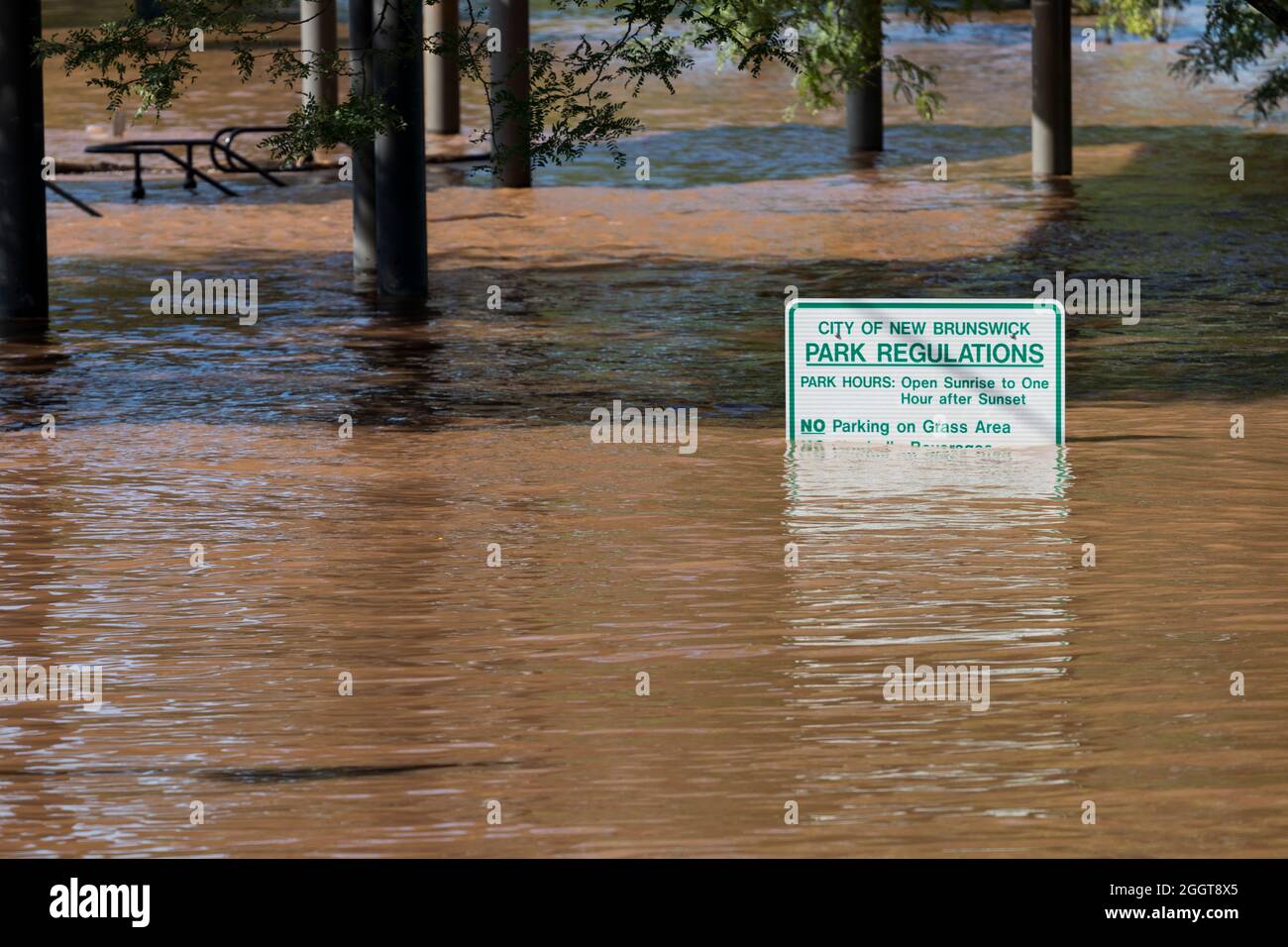 Panneau de parc submergé et parc à la suite de l'ouragan Ida Banque D'Images