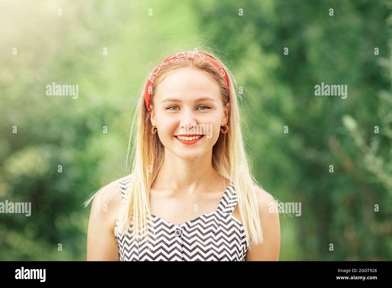 Plein air été gros plan portrait de belle jeune blonde souriante bonne  femme caucasienne fille en bandana rouge avec rouge rouge rouge rouge rouge  à lèvres Photo Stock - Alamy