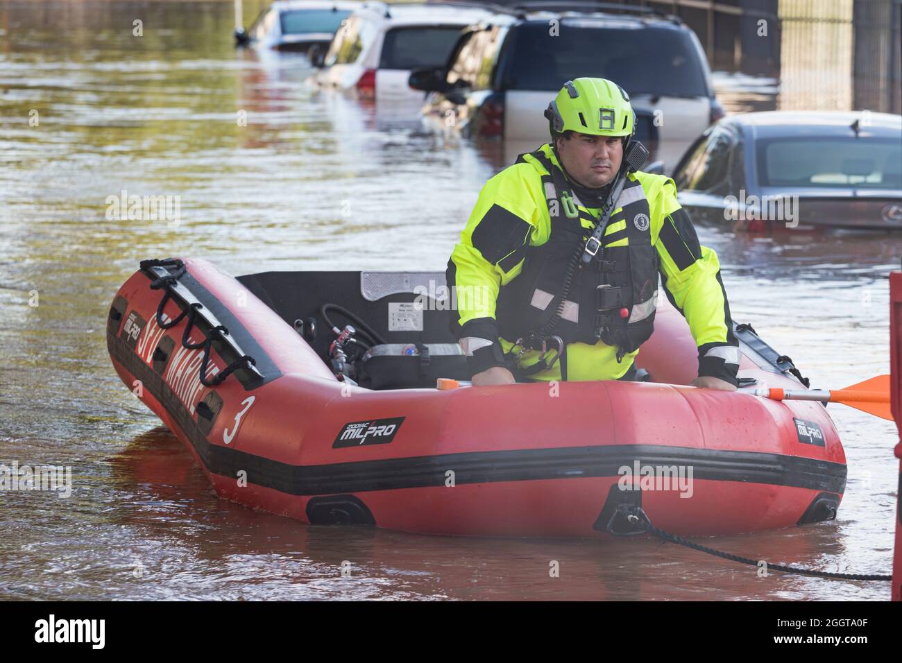 Le radeau gonflable amène un secourisme dans les rues inondées du centre-ville à la suite de l'ouragan Ida Banque D'Images