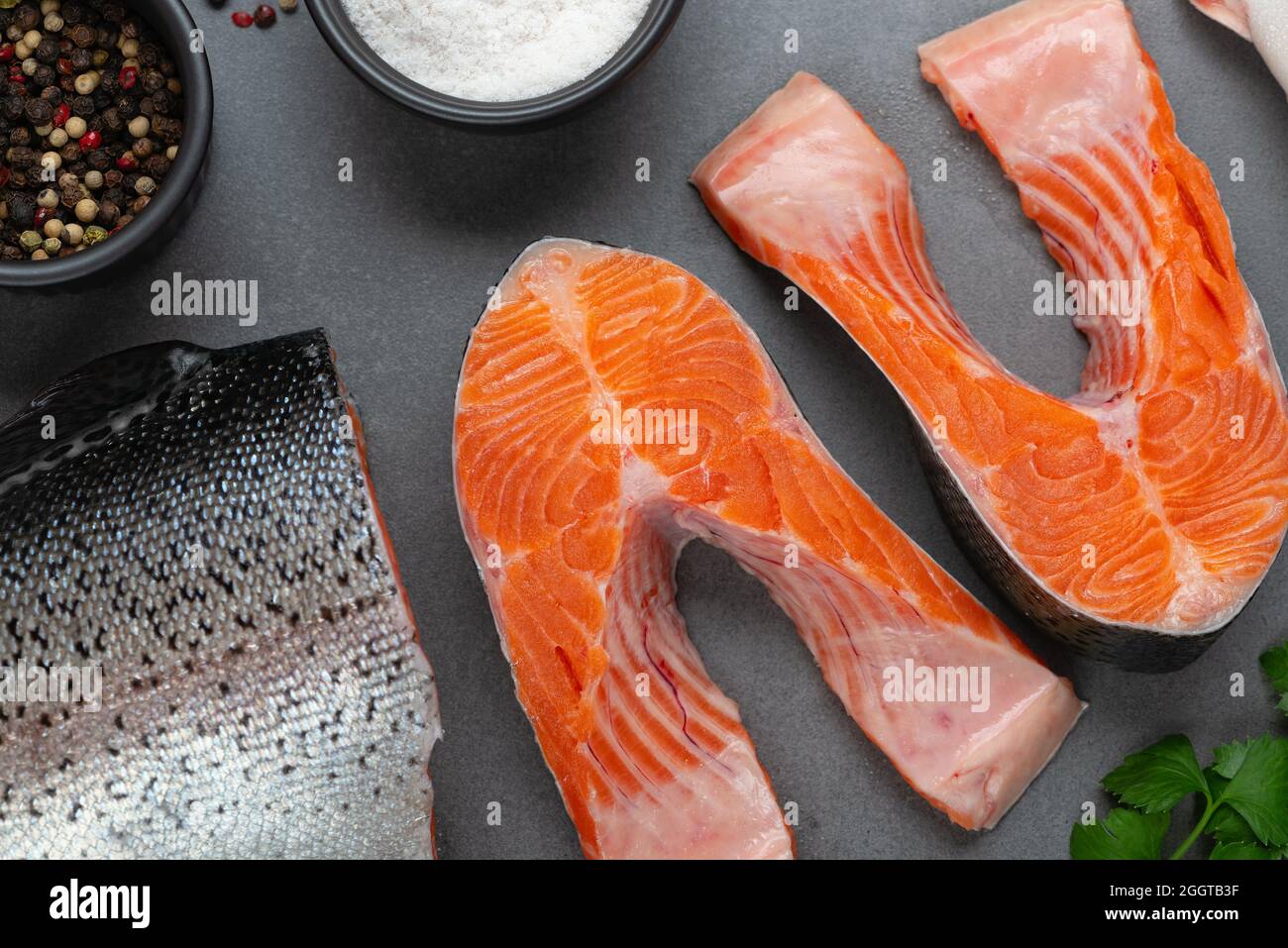 Cuisson du saumon frais cru. Steak de poisson aux herbes et aux épices Banque D'Images
