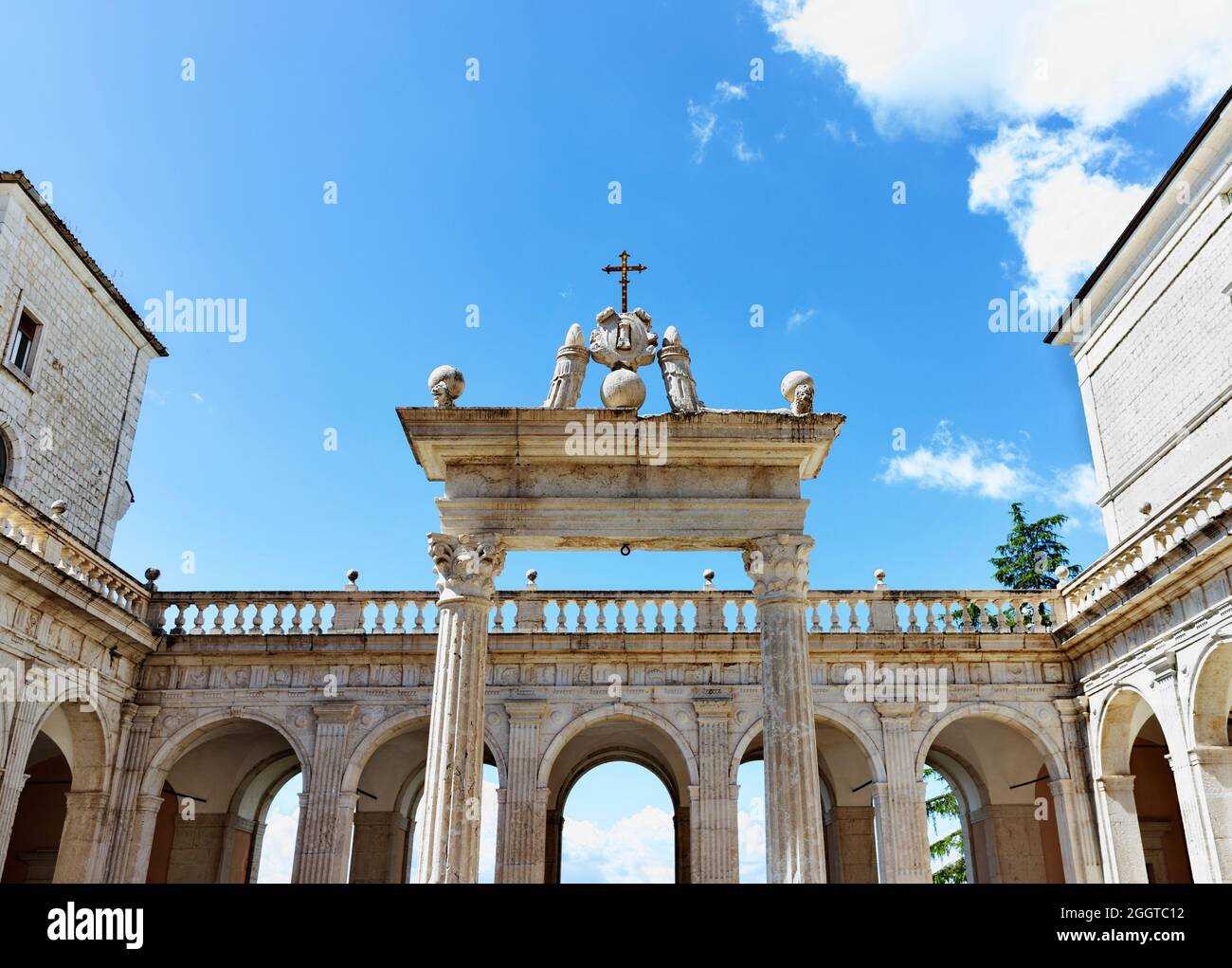 Montecassino-Italie-août 29 -2021 Cloître de Bramante avec loggia de Paradis à l'Abbaye de Montecassino - Italie - Banque D'Images
