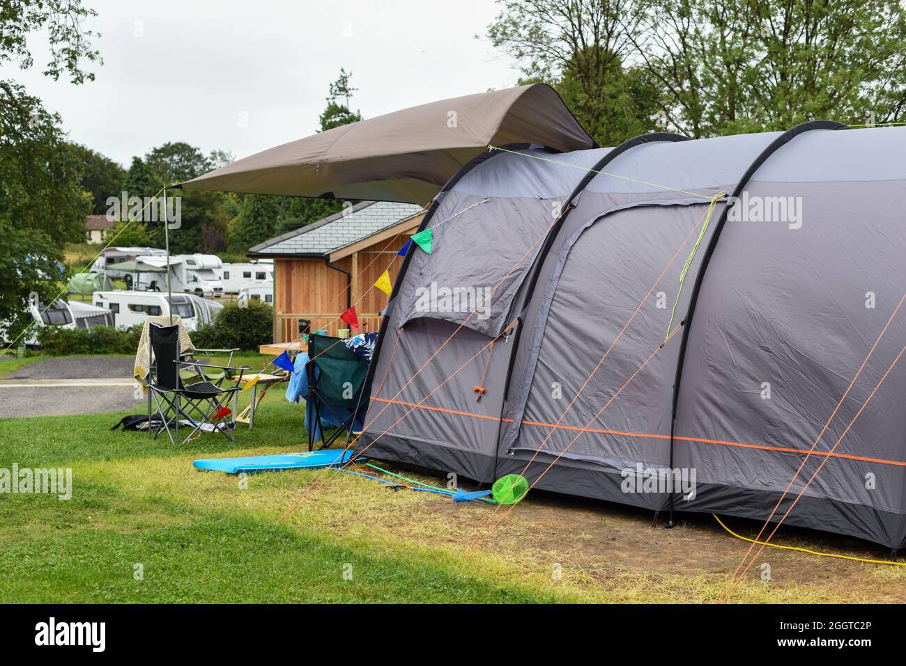 Tente de camping sur un camping pour un séjour en famille au royaume-uni Banque D'Images