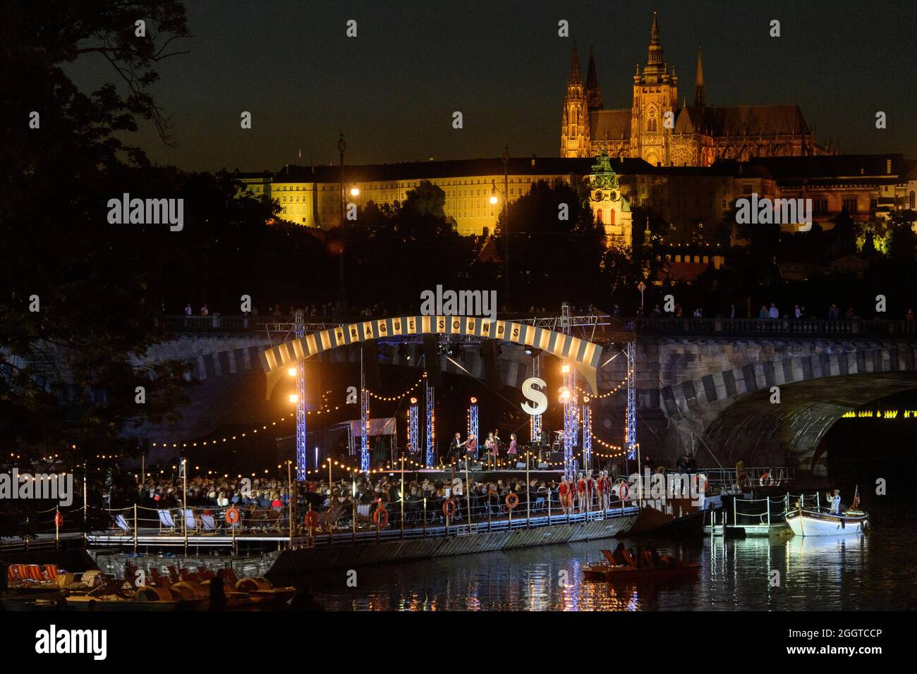 Prague, République tchèque. 02 septembre 2021. Concert de Jiri Suchy (non sur la photo) ouvre le festival de musique de Prague Sounds sur une scène flottante sur la Vltava à Prague, République tchèque, le 2 septembre 2021. Crédit : Michal Kamaryt/CTK photo/Alay Live News Banque D'Images