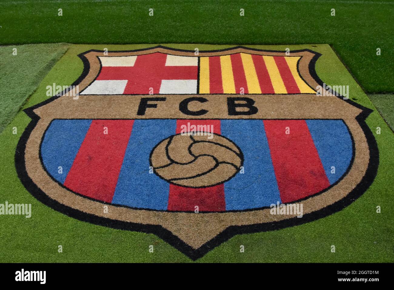 Écusson du club de football de Barcelone sur la pelouse. Football Photo  Stock - Alamy