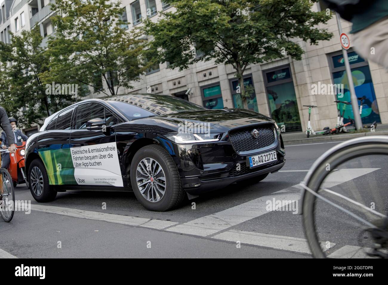 Berlin, Allemagne. 1er septembre 2021. Une voiture appartenant à la société de transport Uber conduit dans le quartier de Mitte. Credit: Carsten Koall/dpa/Alay Live News Banque D'Images