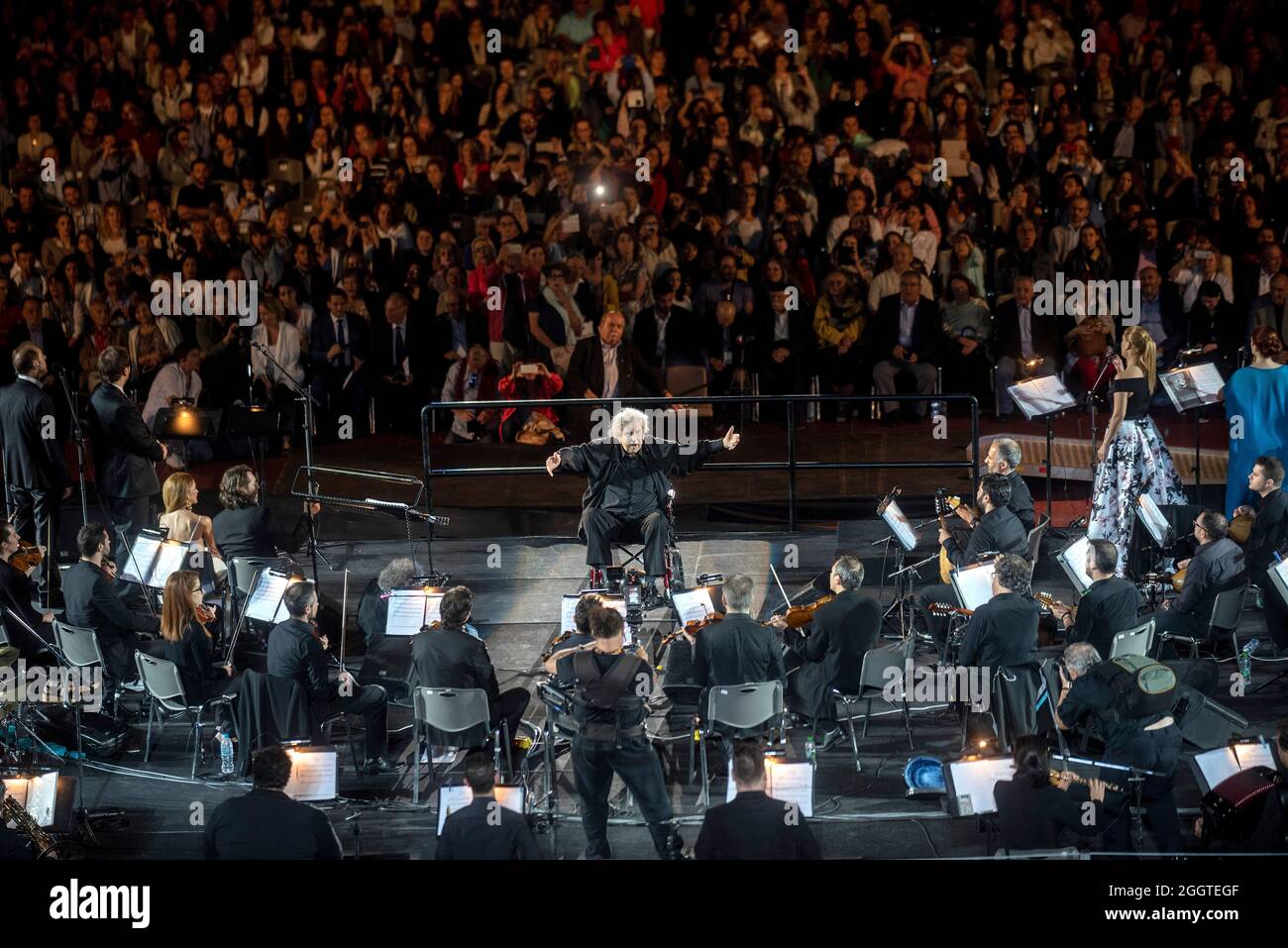 Athènes, Grèce. 19 juin 2017. Le compositeur grec Mikis Theodorakis dirige un concert en fauteuil roulant au stade panathénaïque d'Athènes (Grèce), le 19 juin 2017. Credit: Elias Verdi/Alay Live News ©Elias Verdi/Alay stock photos Banque D'Images