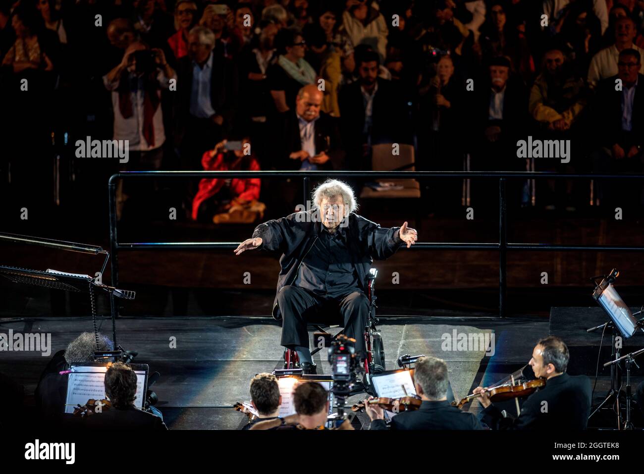 Athènes, Grèce. 19 juin 2017. Le compositeur grec Mikis Theodorakis dirige un concert en fauteuil roulant au stade panathénaïque d'Athènes (Grèce), le 19 juin 2017. Credit: Elias Verdi/Alay Live News ©Elias Verdi/Alay stock photos Banque D'Images