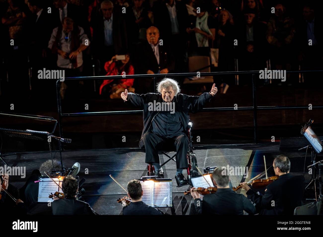Athènes, Grèce. 19 juin 2017. Le compositeur grec Mikis Theodorakis dirige un concert en fauteuil roulant au stade panathénaïque d'Athènes (Grèce), le 19 juin 2017. Credit: Elias Verdi/Alay Live News ©Elias Verdi/Alay stock photos Banque D'Images