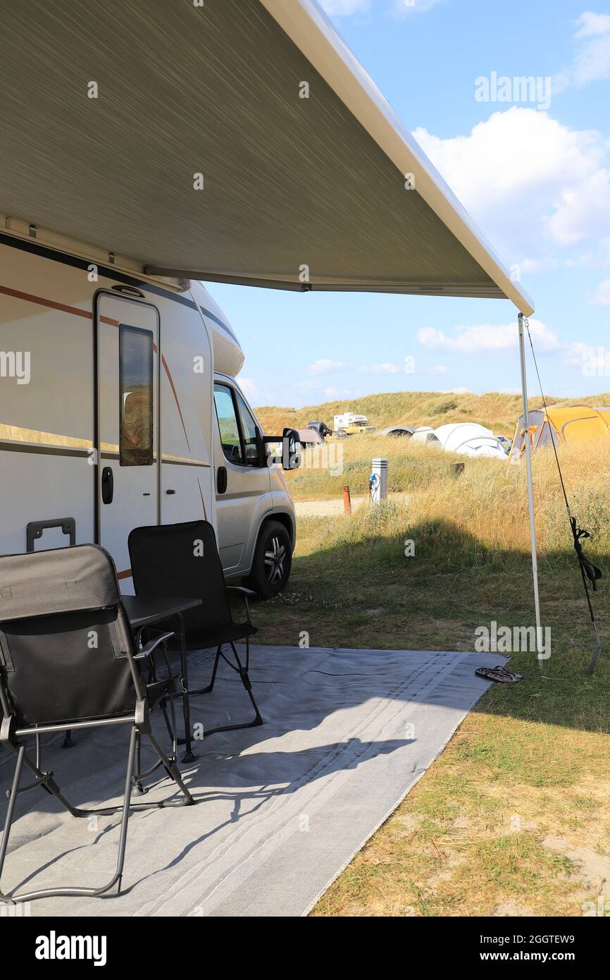 Un camping-car au Danemark sur la plage de Vejers Strand Banque D'Images