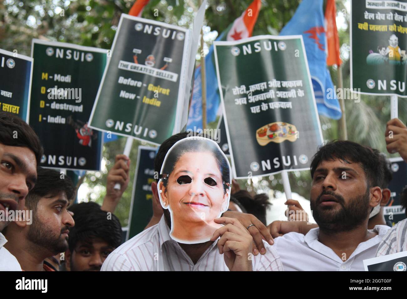 Les membres de la NSUI (Union nationale des étudiants de l'Inde) protestent contre les politiques actuelles du gouvernement Modi sur la privatisation dans le pays à Shashtri Bhavan à New Delhi, Inde, le vendredi 3 septembre 2021. Photo d'Anshuman Akash Banque D'Images