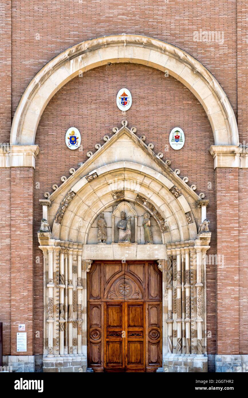Portail principal de la Basilique de San Tommaso Apostolo, Ortona, Italie Banque D'Images