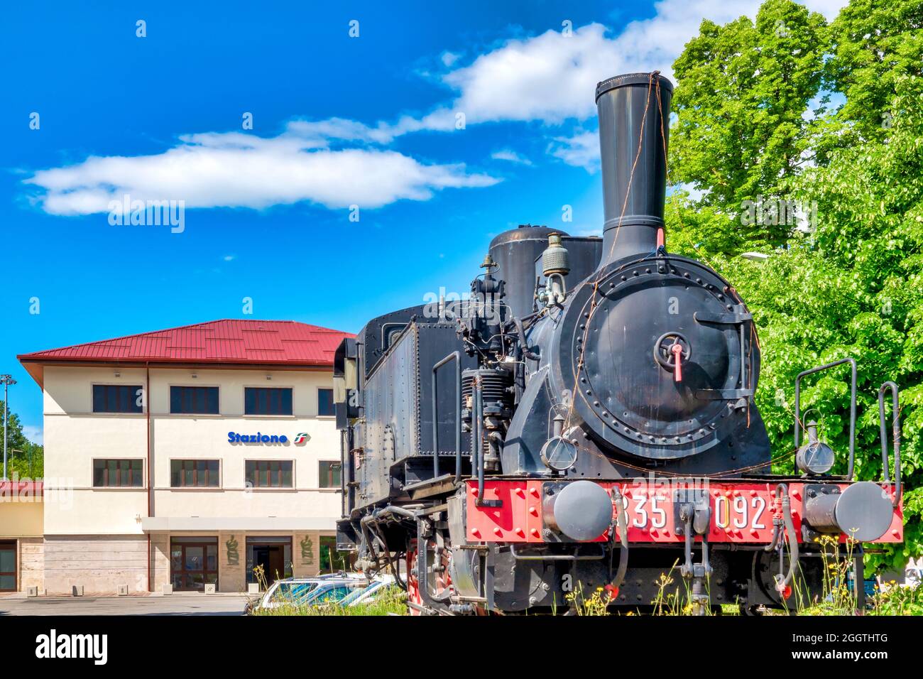 Locomotive à vapeur 835.092 du 'Ferrovie dello Stato' conservée comme monument à la gare de Sulmona, Italie Banque D'Images