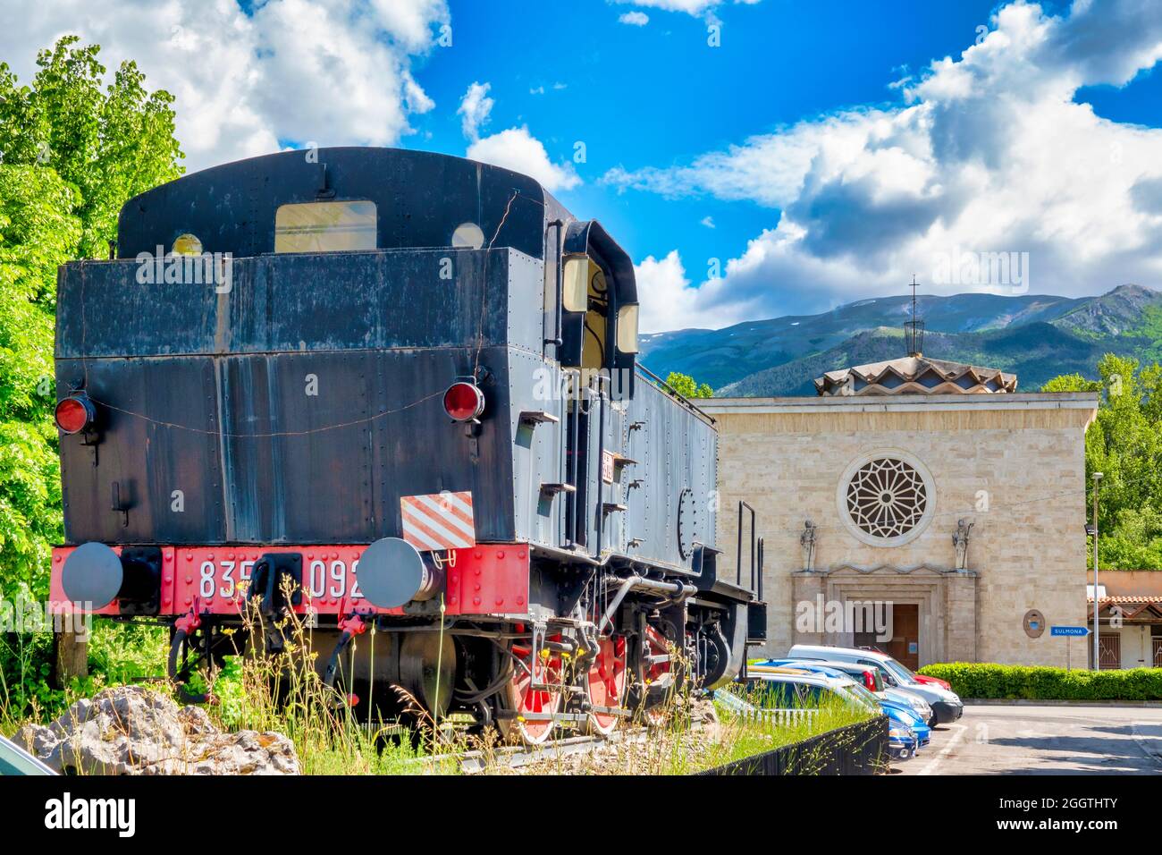Locomotive à vapeur 835.092 de la 'Ferrovie dello Stato' devant l'église de la 'Madonna Pellegrina, Sulmona, Italie Banque D'Images