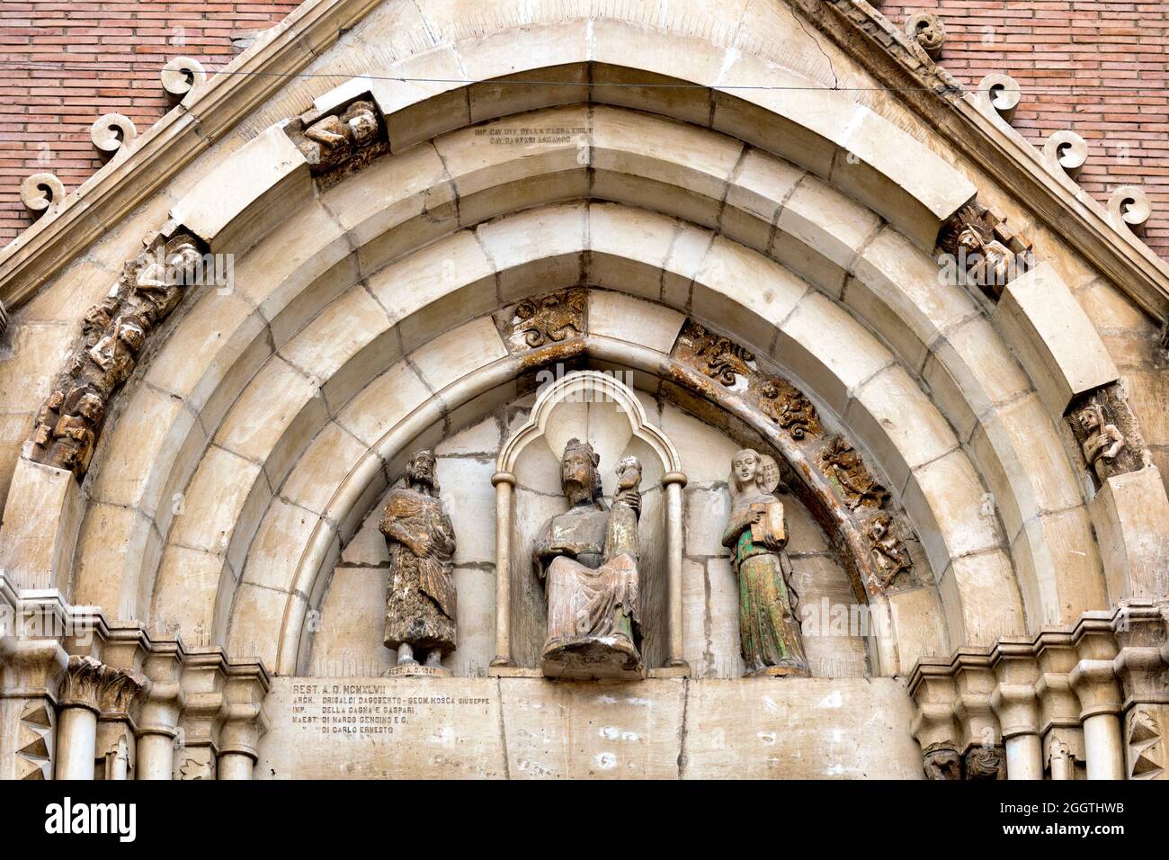 Lunette avec 'Vierge à l'enfant' sur le portail principal de la Basilique de San Tommaso Apostolo, Ortona, Italie Banque D'Images