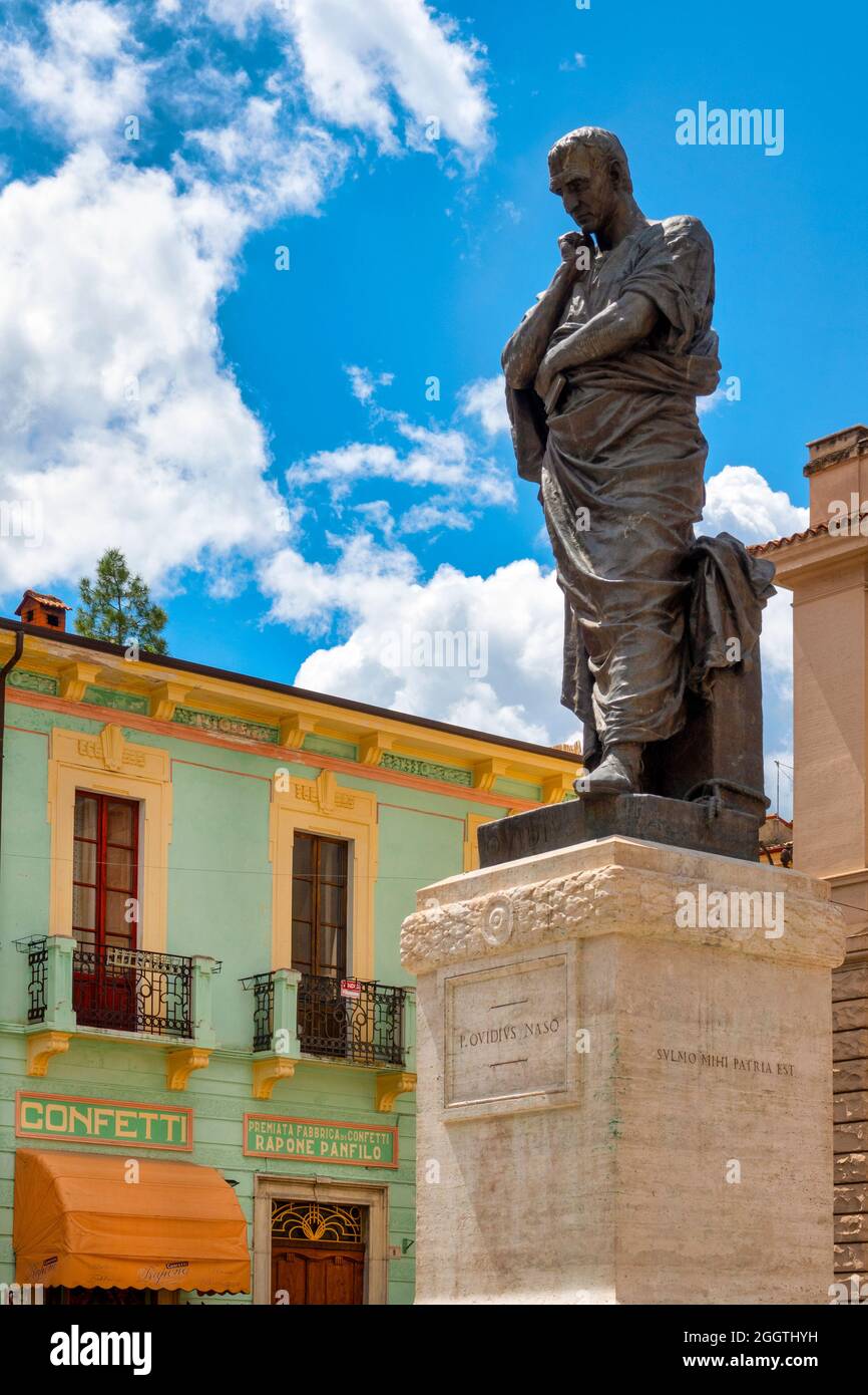Statue d'Ovid sur la Piazza XX Settembre, Sulmona, Italie Banque D'Images