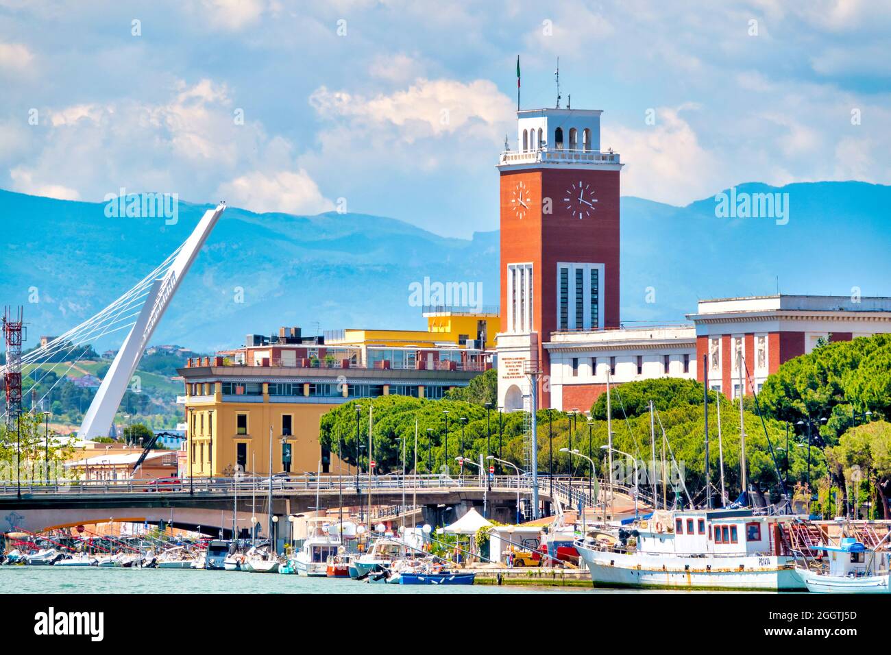 Vue sur l'hôtel de ville de Pescara et les bâtiments environnants, Pescara, Italie Banque D'Images