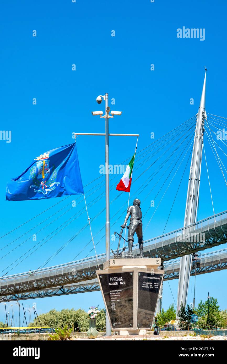 Mémorial « aux morts de la mer » sur le quai sud du port du canal, Pescara, Italie Banque D'Images