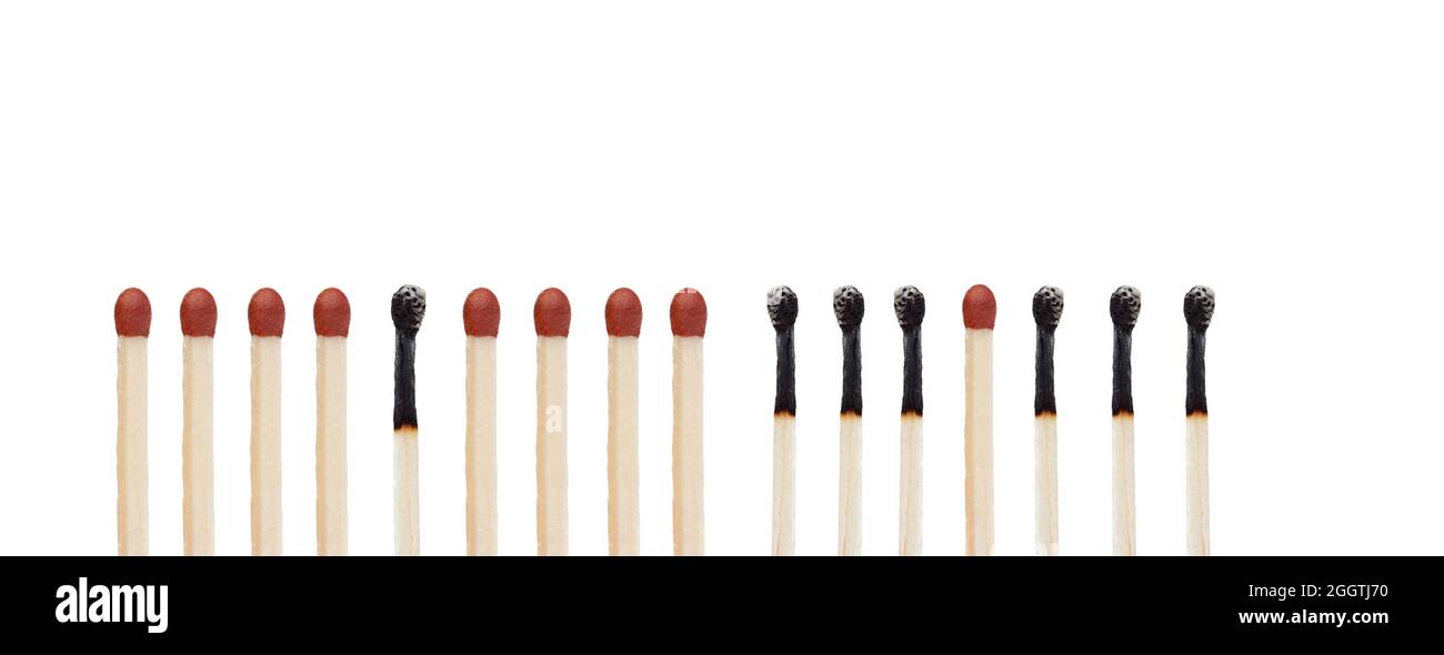 Allumettes brûlées et non brûlées isolées sur fond blanc Banque D'Images