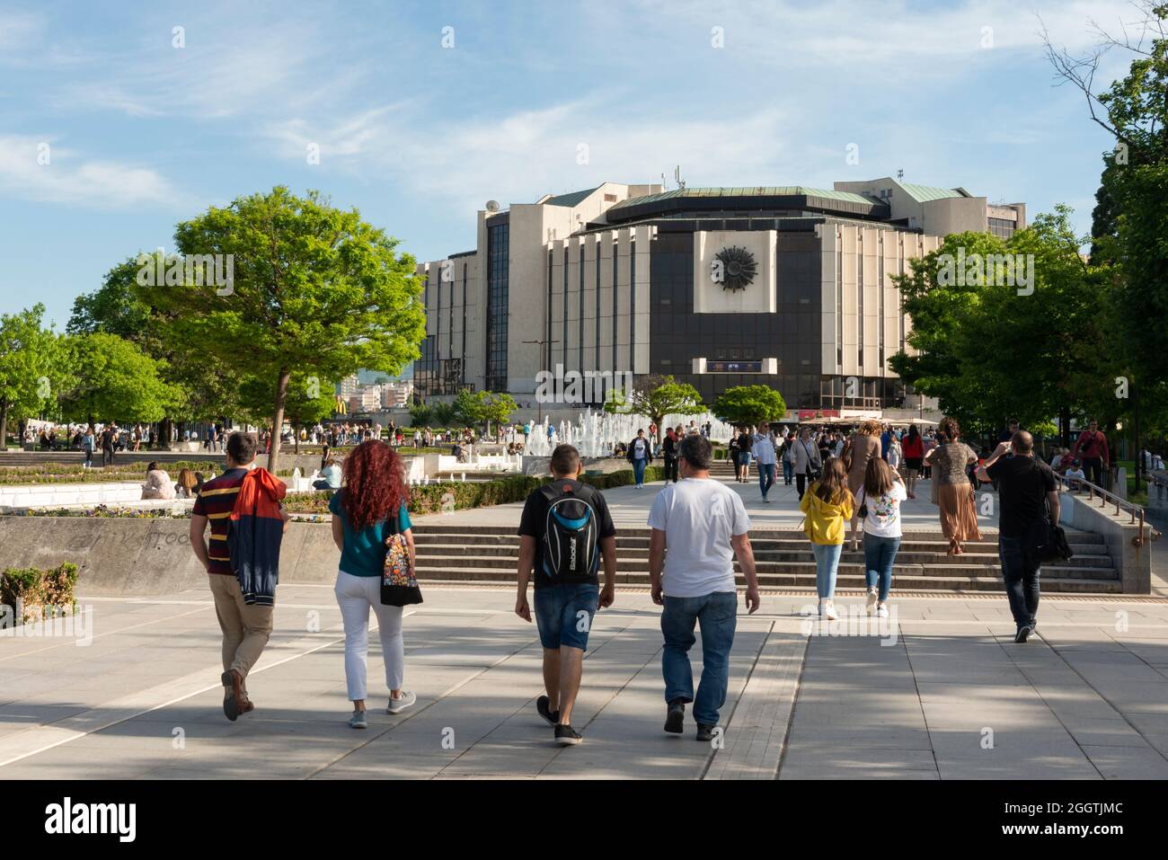 Vue sur le centre-ville de Sofia Bulgarie des personnes aux fontaines de l'emblématique bâtiment du Palais national de la Culture ou NDK Banque D'Images