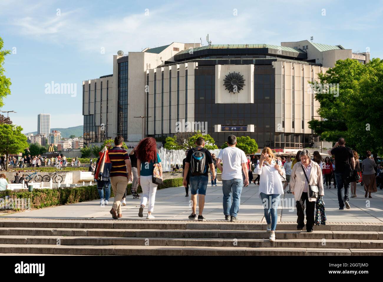 Sofia Bulgarie personnes aux fontaines de l'emblématique bâtiment du Palais national de la Culture ou NDK Banque D'Images