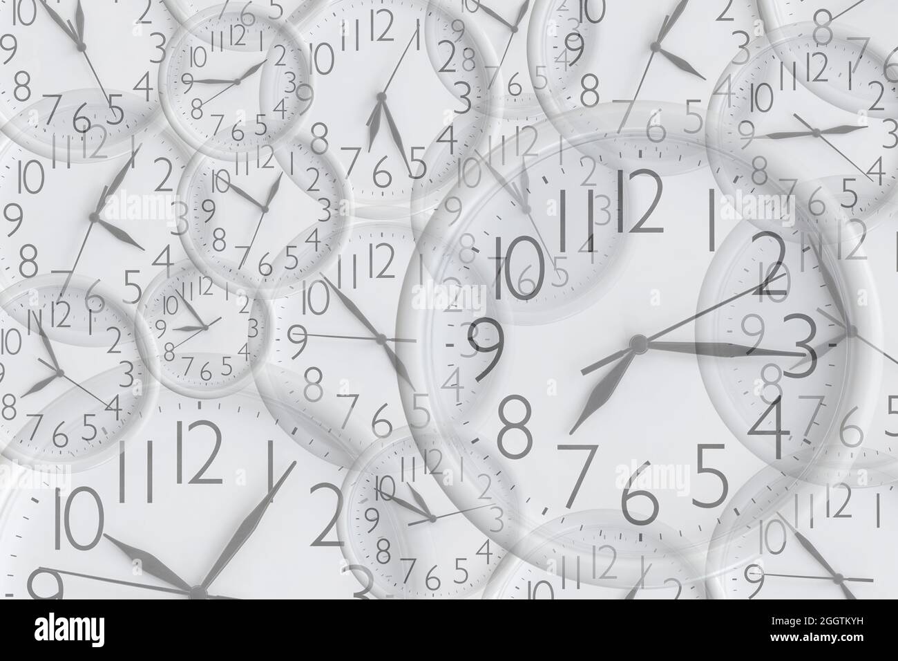 Arrière-plan de l'ensemble d'horloges de bureau rondes analogiques blanches de différentes tailles montrant différentes heures Banque D'Images