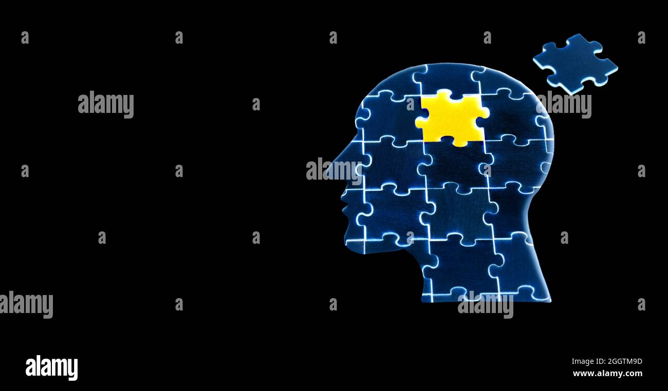 Puzzle bleu en forme de tête d'homme avec la pièce finale à mettre en place isolée sur noir Banque D'Images