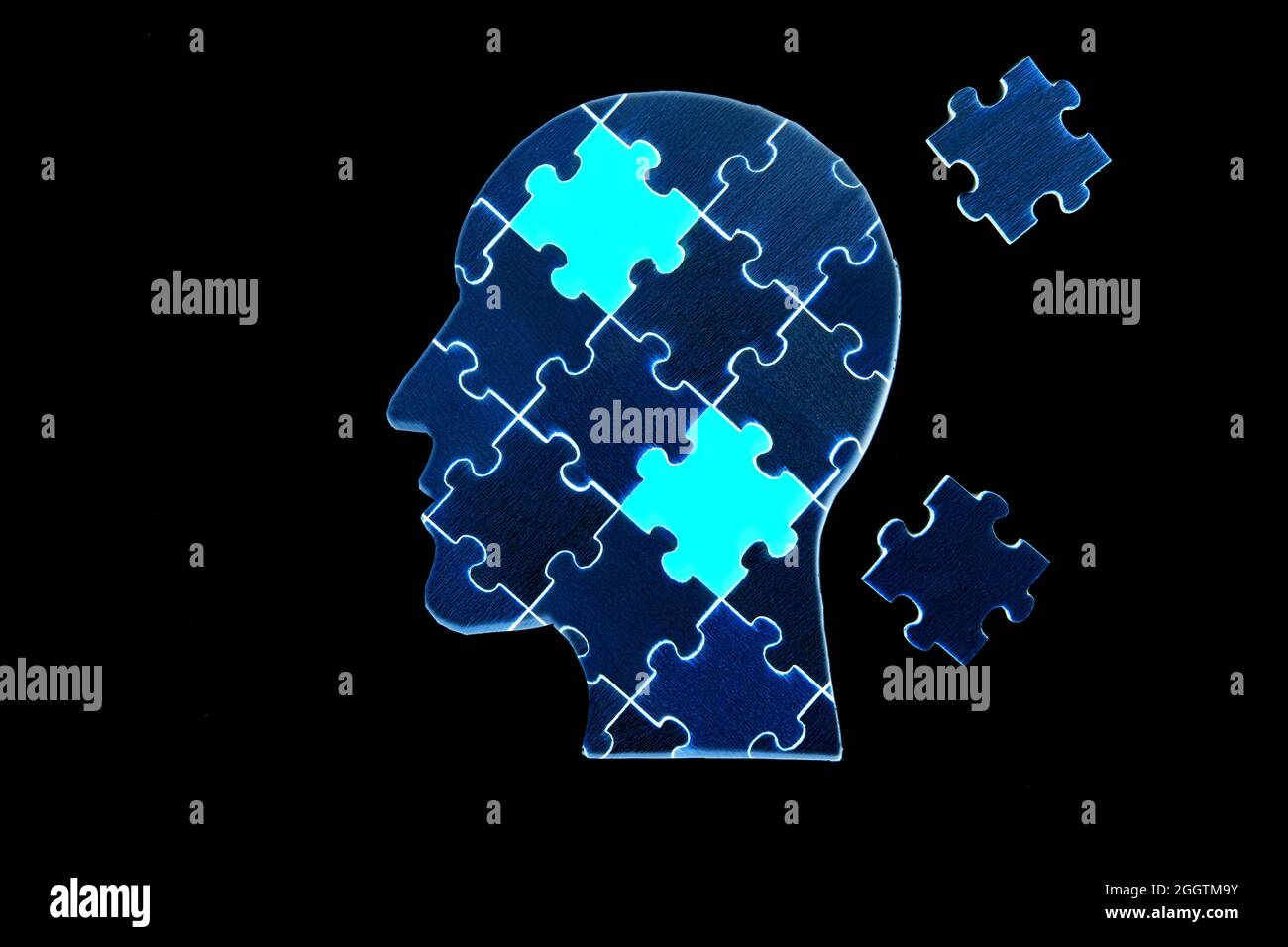 Puzzle de silhouette de tête humaine avec deux pièces finales à placer en position isolée sur noir Banque D'Images