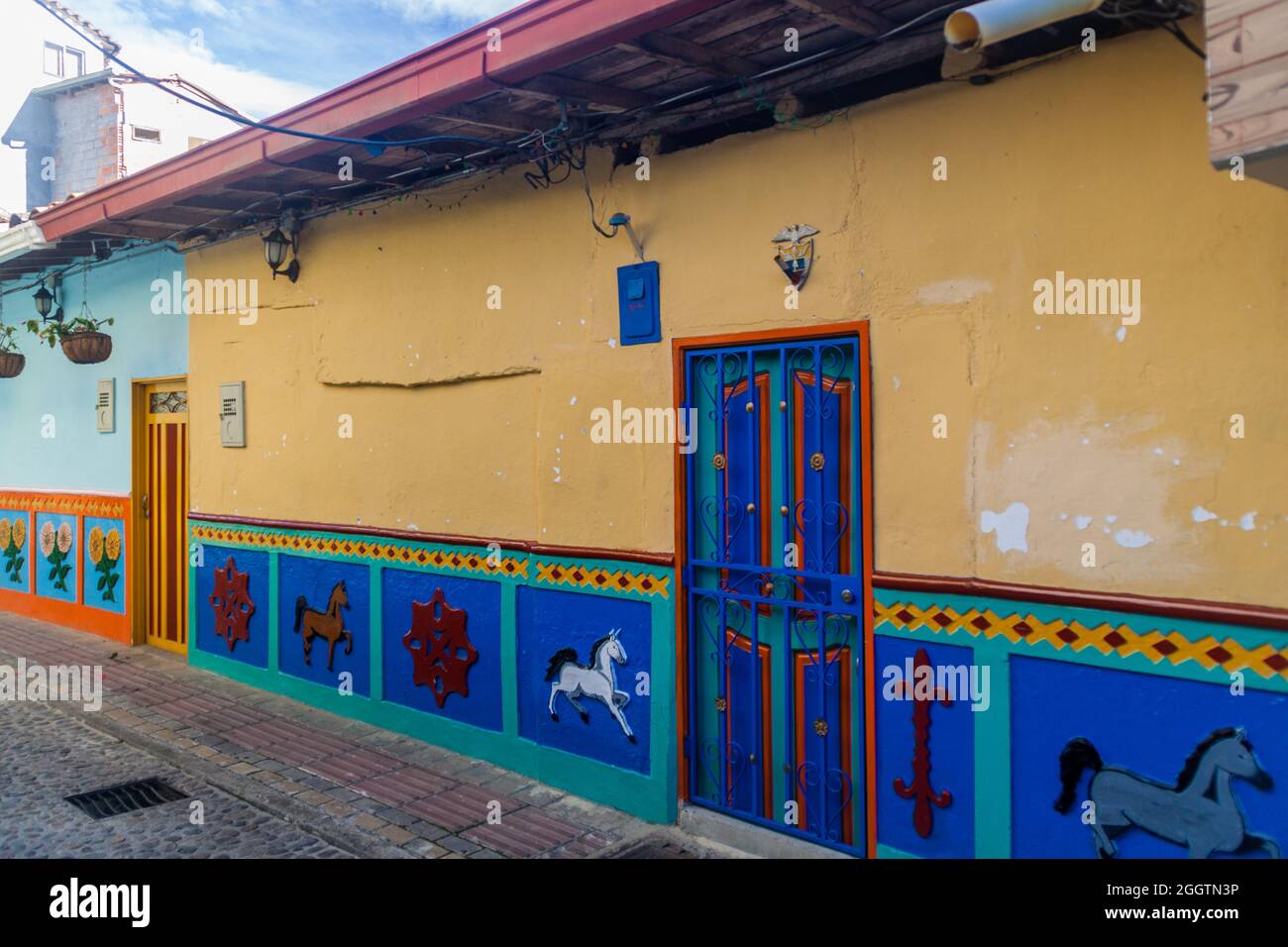 Maisons décorées en couleurs dans Guatape village, Colombie Banque D'Images